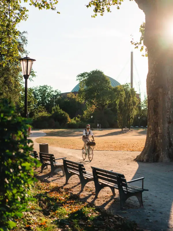 Berlin Park Er fietst iemand in een park.