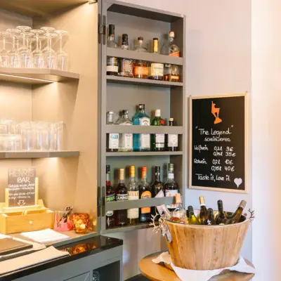 Een plank met flessen alcohol.