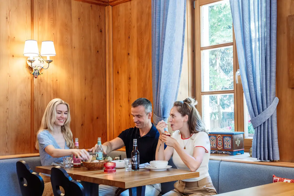 Een groep mensen zit aan een tafel.