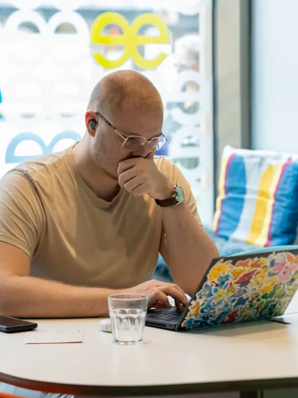 Bijenkorf Düsseldorf Een man zit aan een tafel en ondersteunt zijn gezicht met zijn hand.