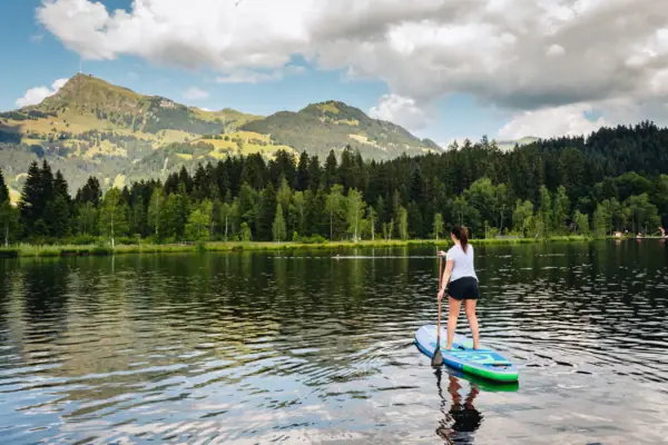 Vrouw op een paddleboard op een meer