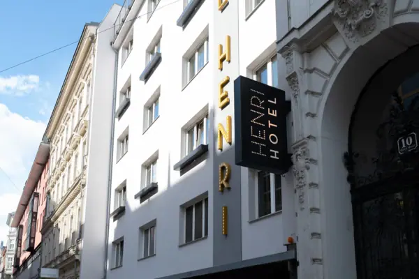 Een bord op een gebouw.