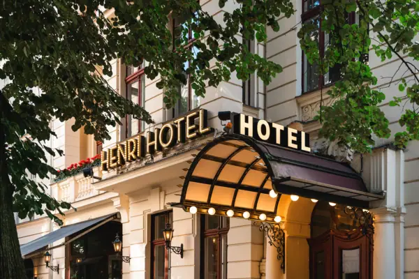 Entree Henri Hotel Berlin neonbord lente