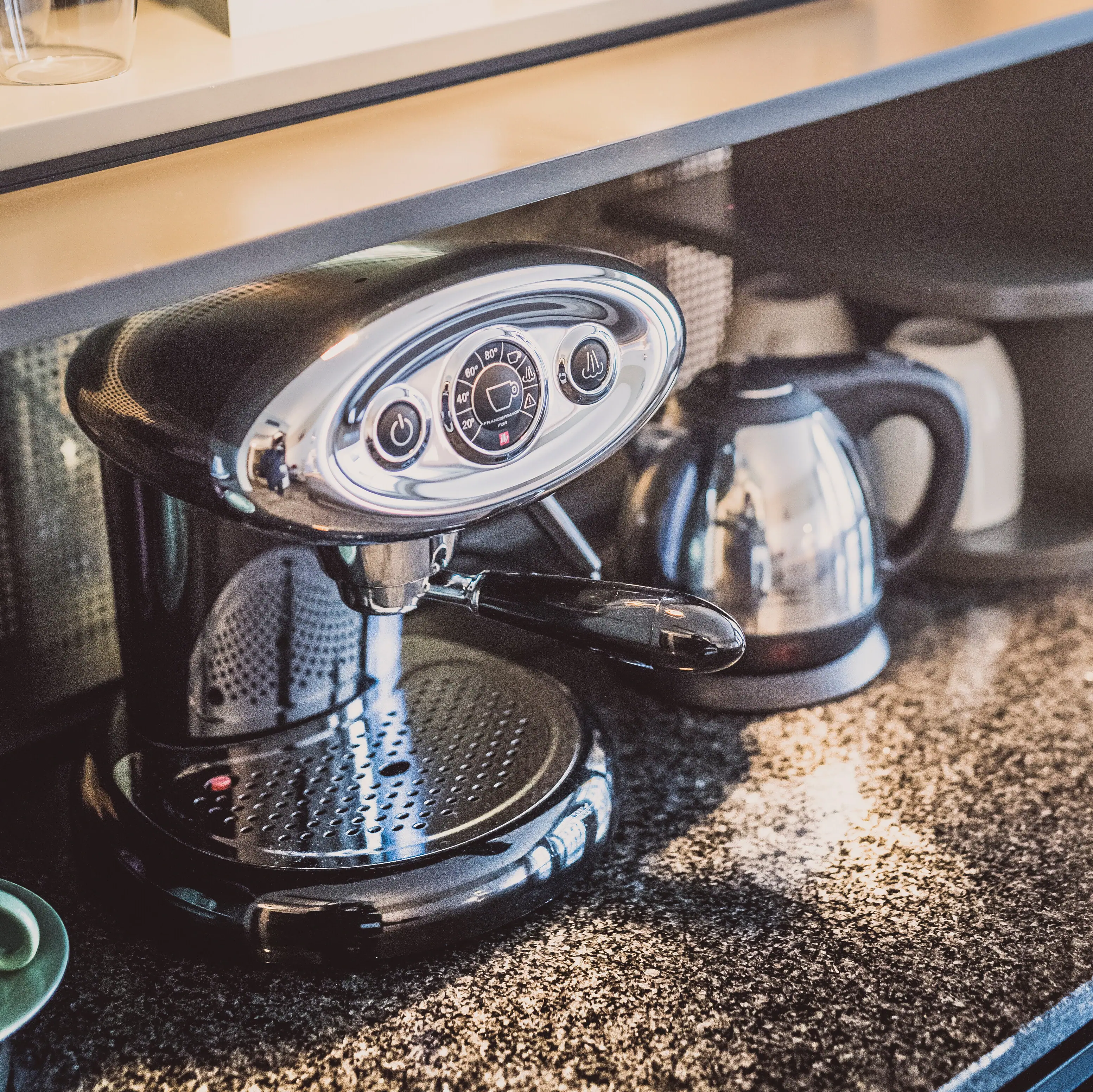 Koffiezetapparaat en waterkoker op een kast