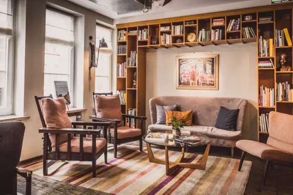 Loungehoek in HENRI Hamburg met een bank en stoelen.