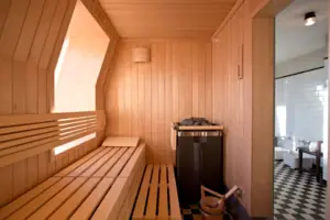 Houten bank in een sauna