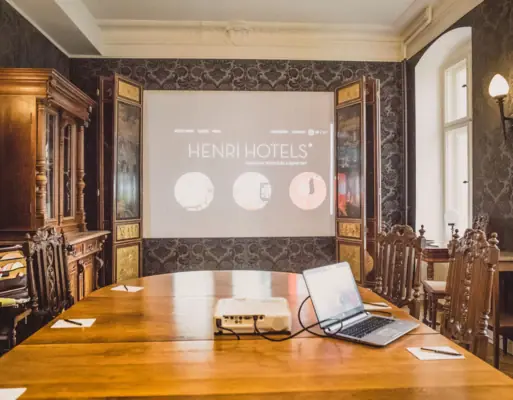 Een vergaderruimte met een tafel en een projector.