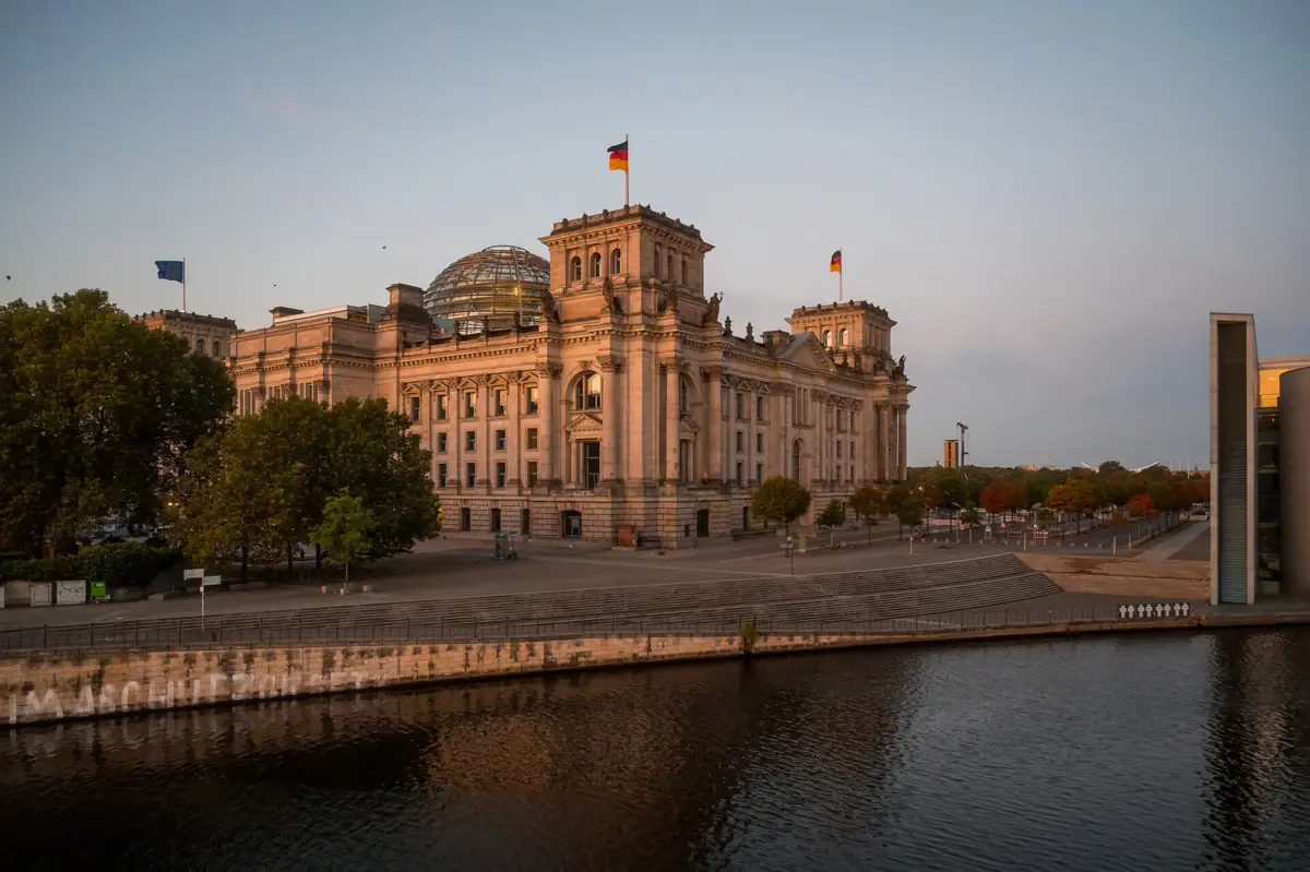 Het Reichstaggebouw tijdens een rondvaart op de Spree in Berlijn. 