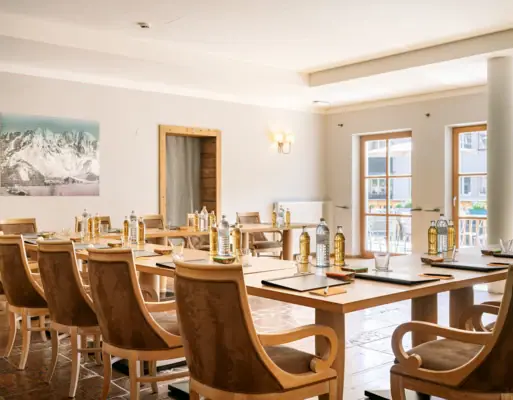 Een kamer met tafels en stoelen.