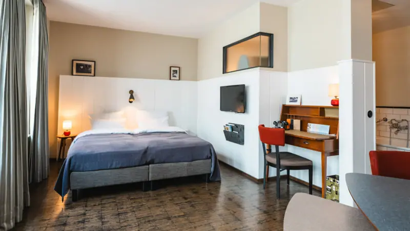 Kamer met bed en bureau in het HENRI Hotel Hamburg.