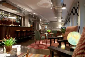 Een kamer met een bar en fauteuils.