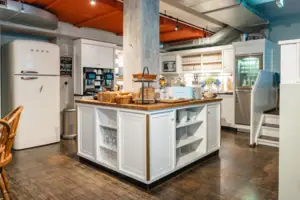 Keuken met groot kookeiland en ontbijtbuffet