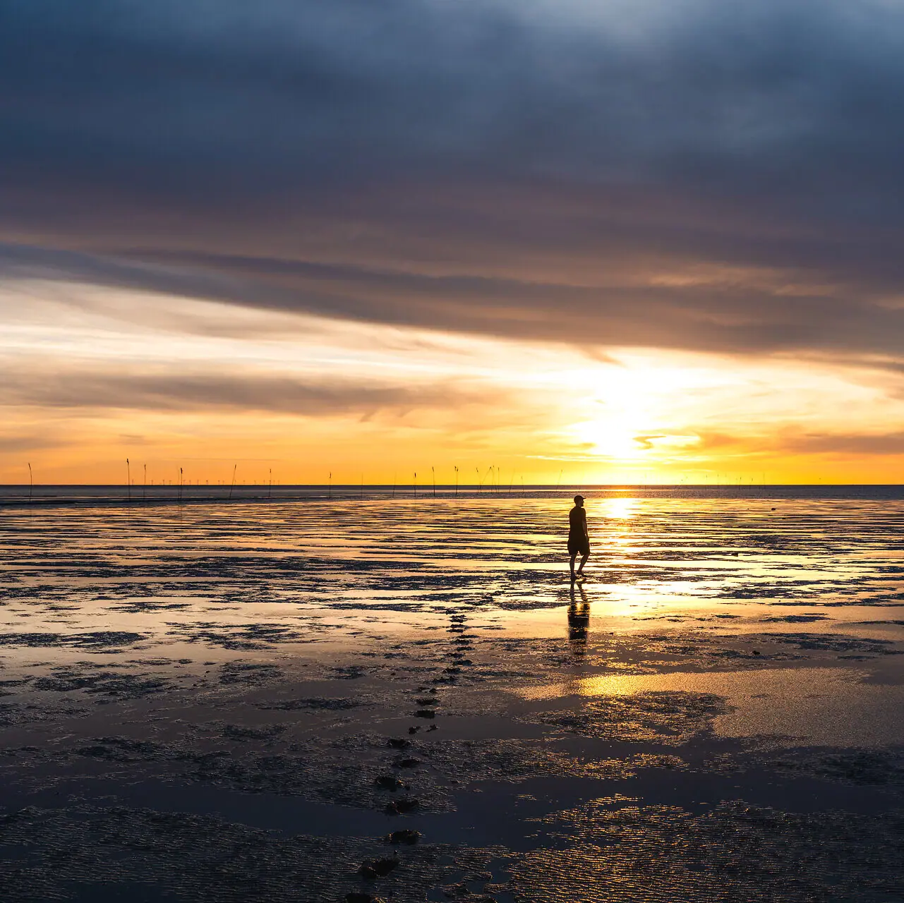 De Waddenzee bij Cuxhaven bij zonsondergang.