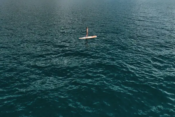 Iemand op een paddleboard op een meer.