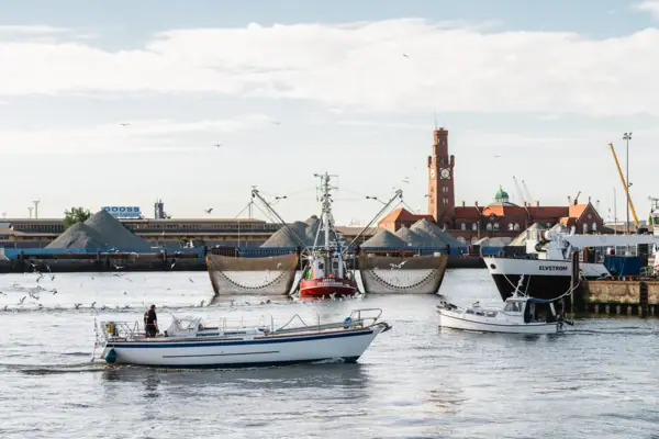 Boten in de haven van Cuxhaven met een gebouw op de achtergrond