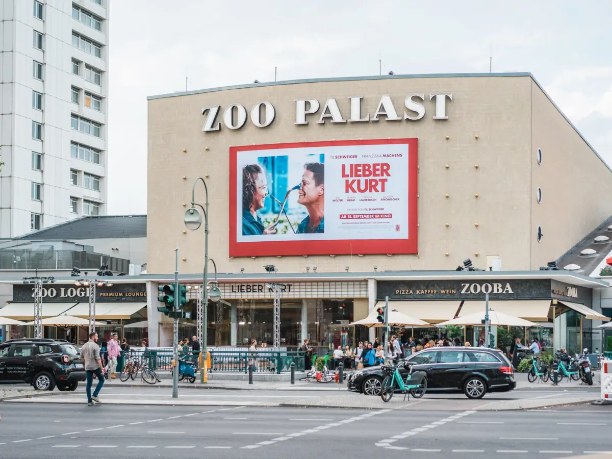 Zoo Palast Berlijn met een groot bord aan de voorzijde