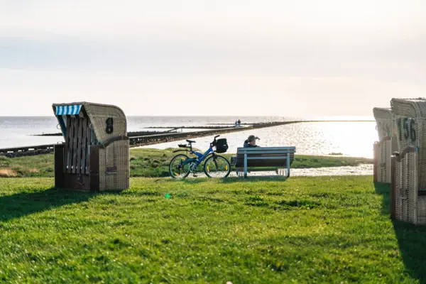 Fiets op een bankje aan het water