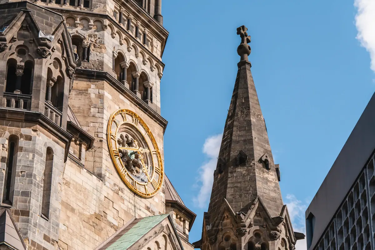 De Gedächtniskirche in Berlijn aan de Kuhdamm.