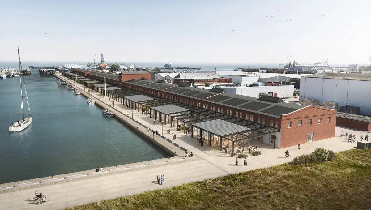 Een haven met een gebouw en een waterpartij.