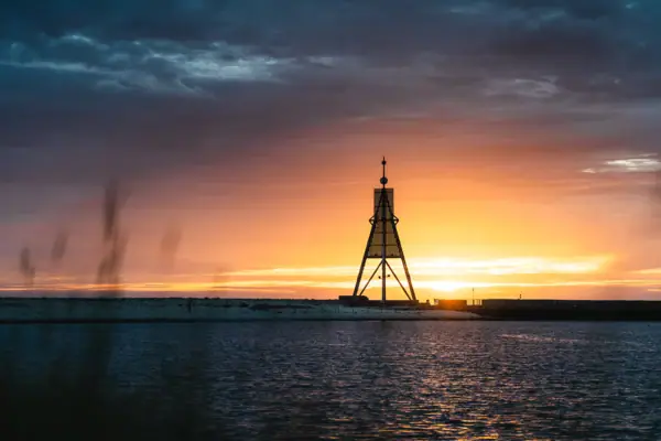 De Kugelbake in Cuxhaven in de Waddenzee bij zonsondergang.