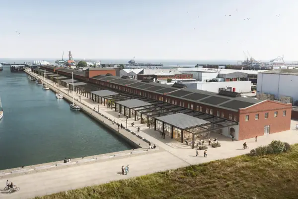 Een dok met een gebouw en een waterpartij erbuiten.